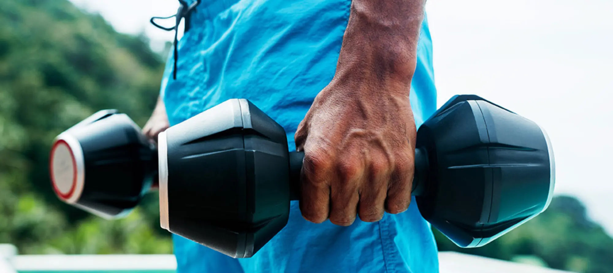 Hantle wibracyjne PowerVib w dłoniach mężczyzny