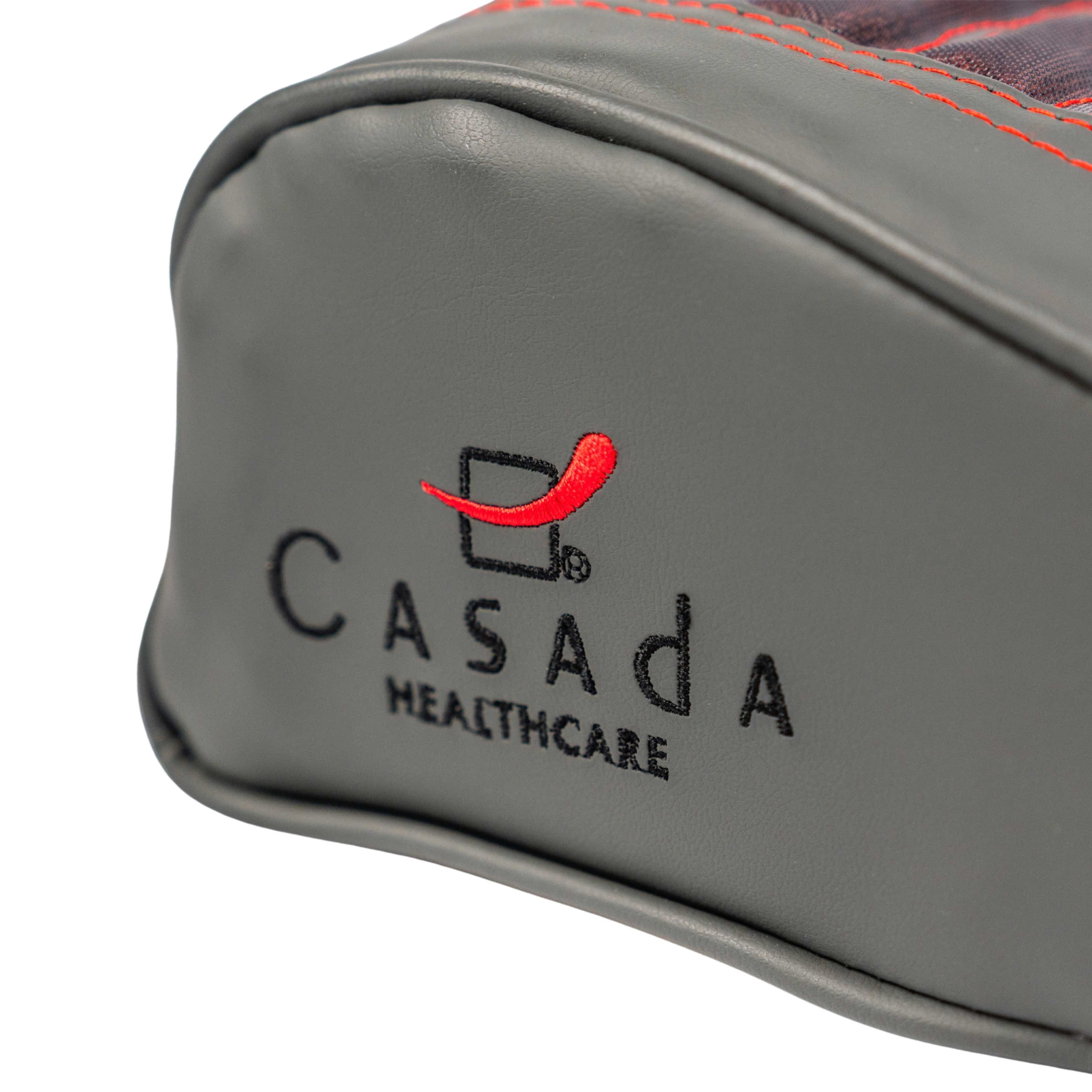 Zbliżenie na logo Casada Healthcare umieszczone na bocznej części podgrzewanej poduszki masującej.