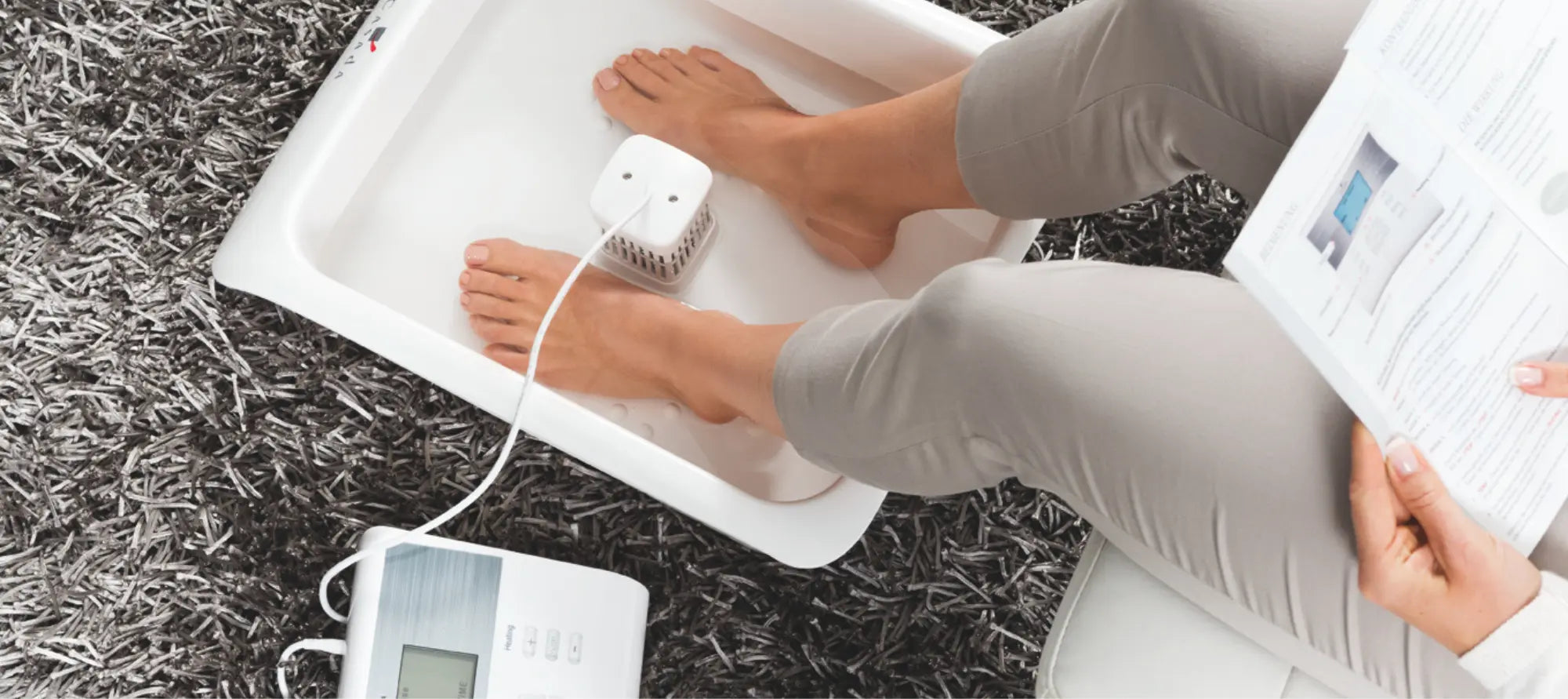 Kobieta korzystająca z zabiegu w wanience do kąpieli elektrolitycznych BioVital