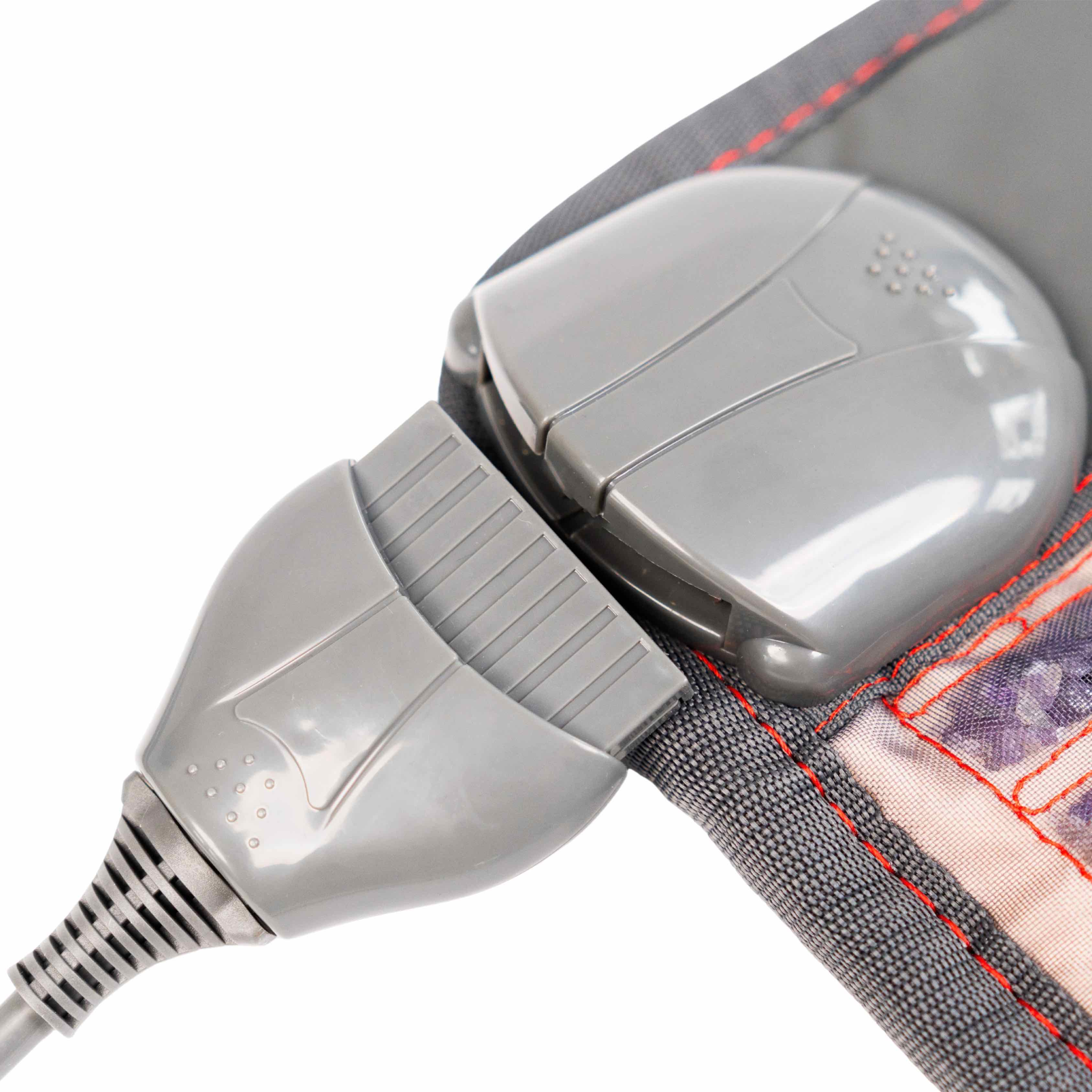 Zbliżenie na złącze i wtyczkę podgrzewanej maty masującej Casada, pokazujące solidne połączenie przewodu z urządzeniem.