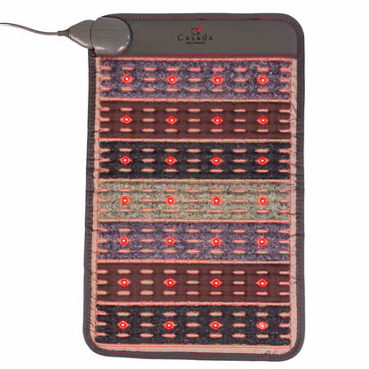 Podgrzewana mata masująca Casada widziana z góry, z rozmieszczonymi strefami kamieni masujących i czerwonymi diodami LED na całej powierzchni i widocznym przewodem. umieszczona na białym tle