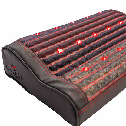 Podgrzewana mata masująca Casada z widocznymi kamieniami masującymi i czerwonymi diodami LED, prezentująca funkcję terapii ciepłem i światłem.