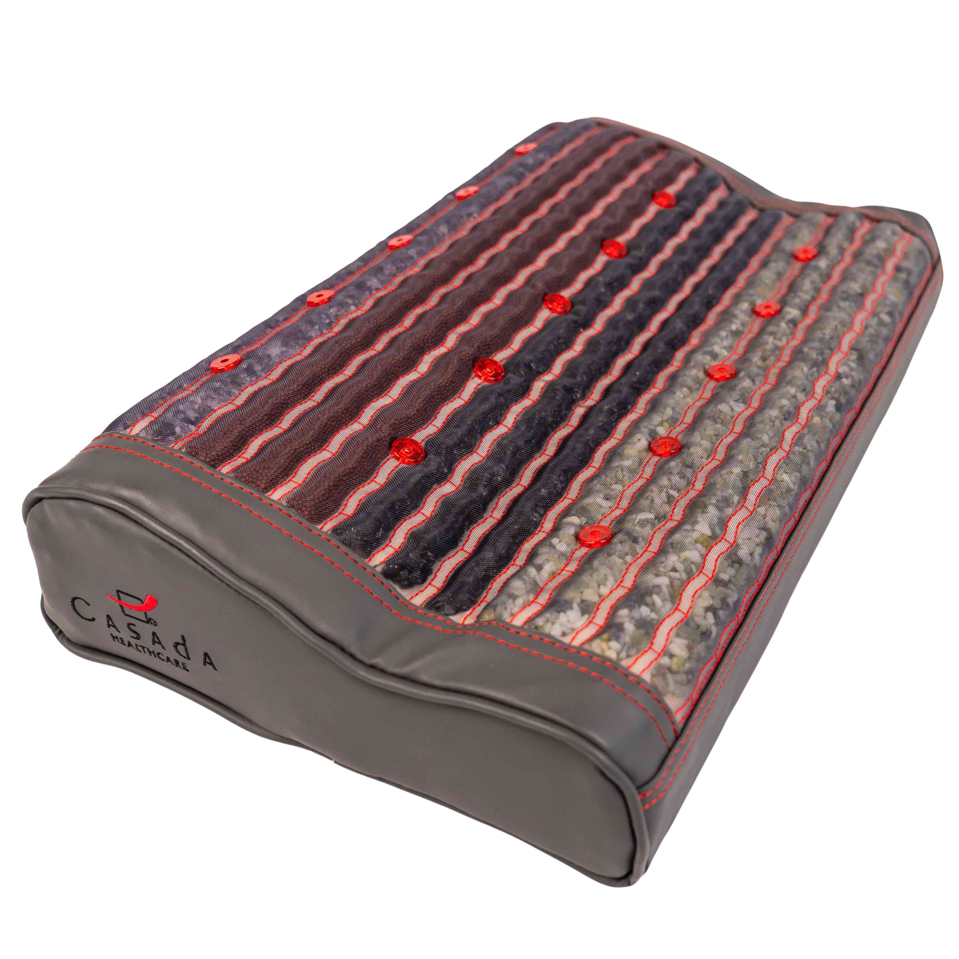 Podgrzewana poduszka masująca Casada z czerwonymi diodami LED i widocznymi kamieniami masującymi, prezentowana na białym tle.