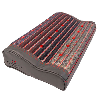 Podgrzewana poduszka masująca Casada z czerwonymi diodami LED i widocznymi kamieniami masującymi, prezentowana na białym tle.
