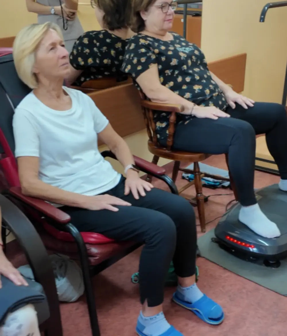 Pacjenci kliniki dziennego pobytu szpitala im. Degi na urządzeniach masujących Casada