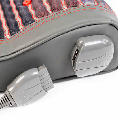 Zbliżenie na złącza i wtyczki podgrzewanej maty masującej Casada, pokazujące sposób podłączenia przewodu zasilającego i sterownika.