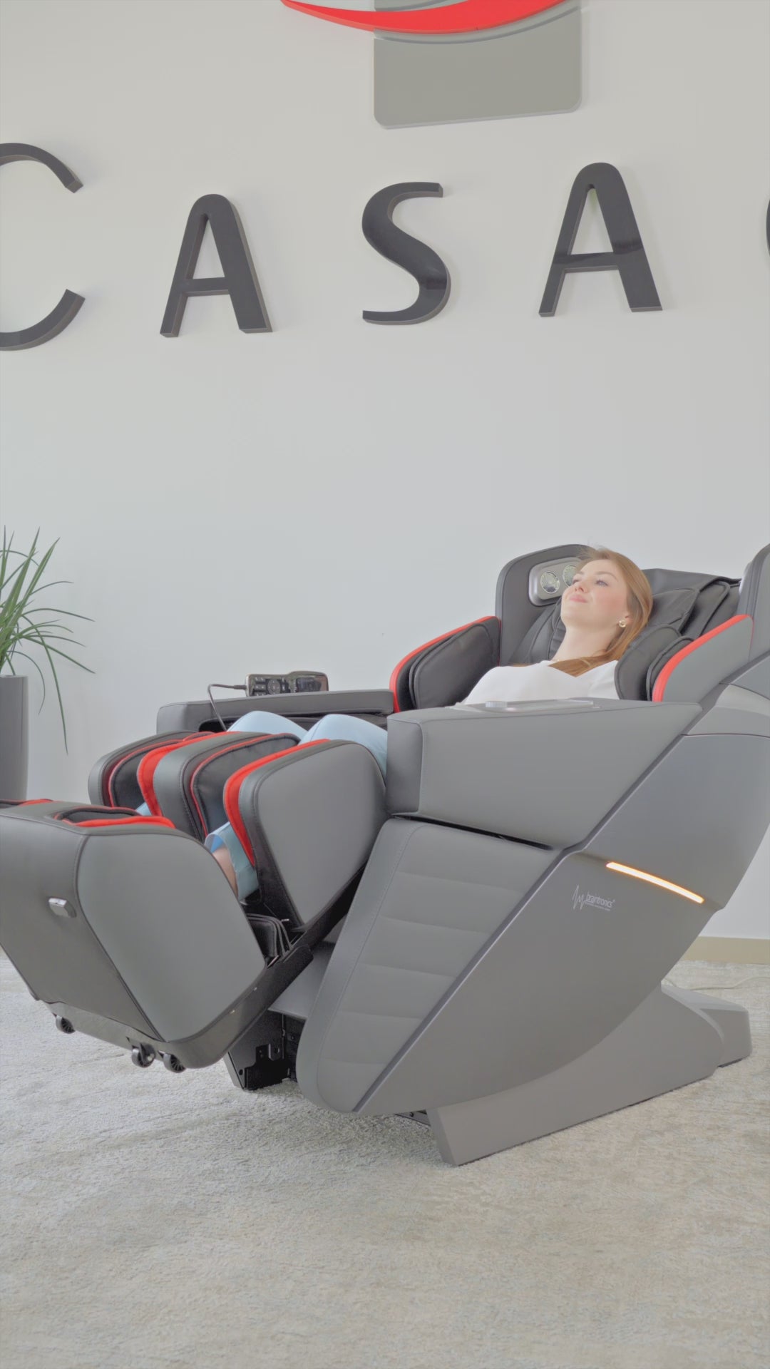 Load video: Video przedstawia fotel masujący Alphasonic III. Modelka prezentuje jego funkcjonalności.